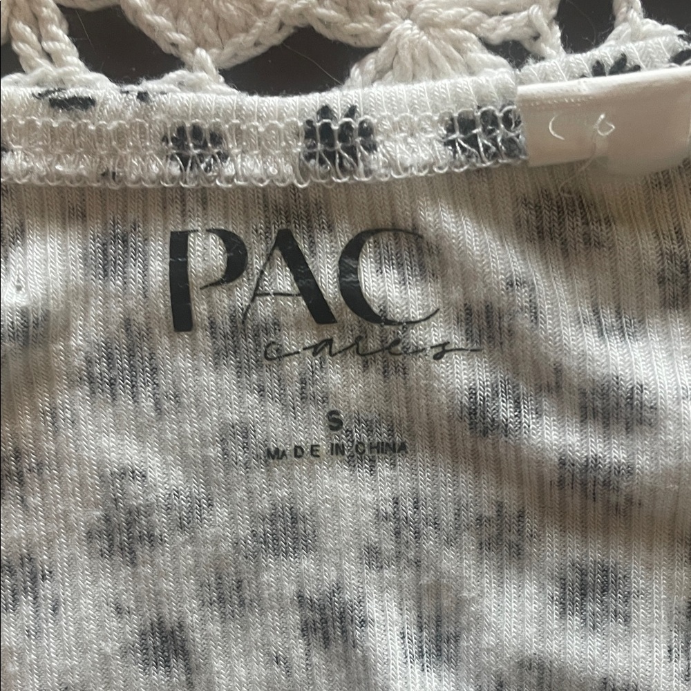 PacSun Black and White Floral Crop Top - Picture 3 of 4